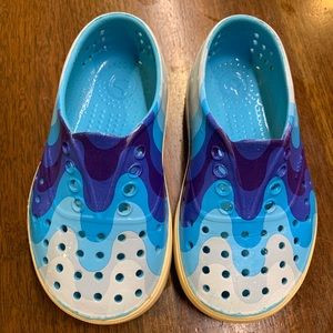 Native toddler blue and white shoes